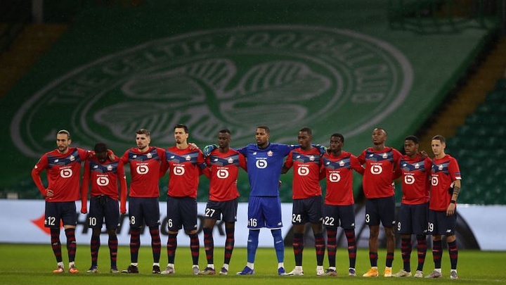 Khoảnh khắc các cầu thủ Lille có mặt trên sân cỏ trước giờ thi đấu